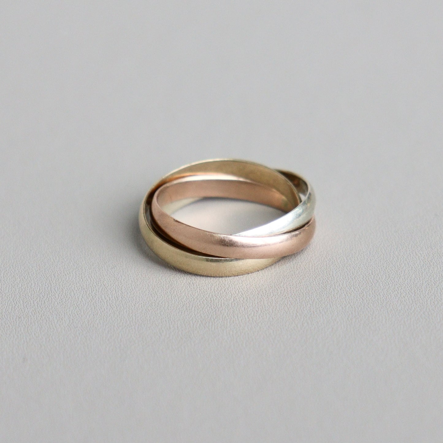A 9ct Yellow, White & Rose Gold Russian Wedding Ring