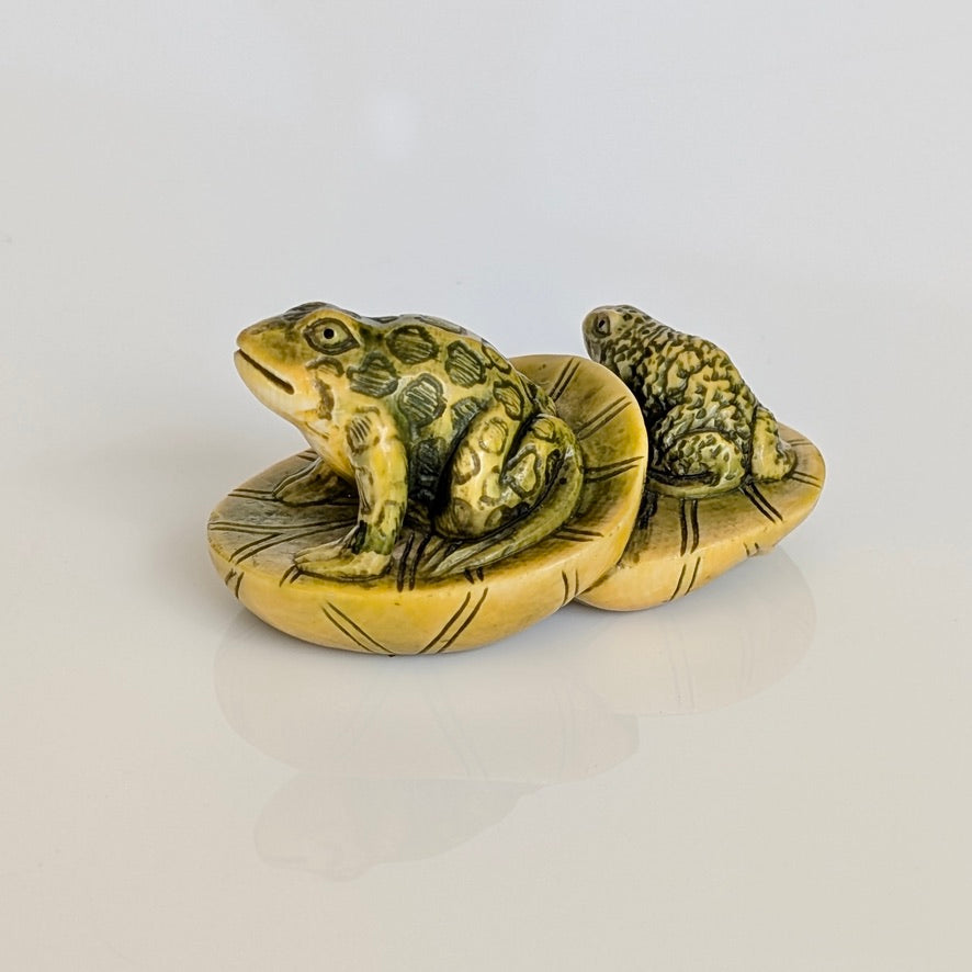 A Signed Japanese Ivory Netsuke of Frogs, Meiji - Taishō Period
