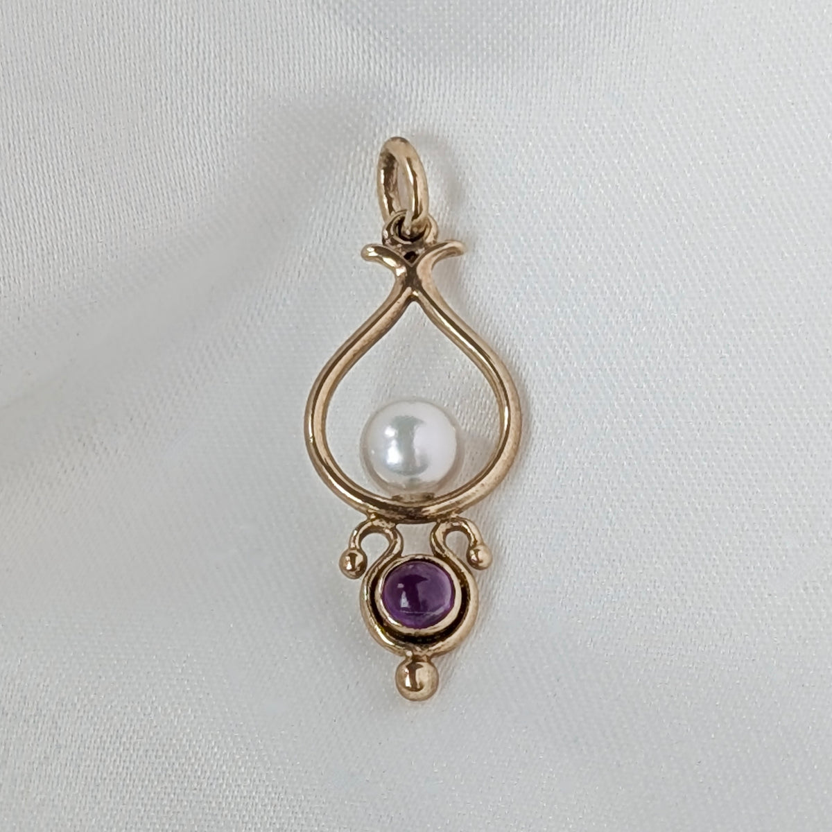 A 9ct Yellow Gold Akoya Pearl & Amethyst Pendant
