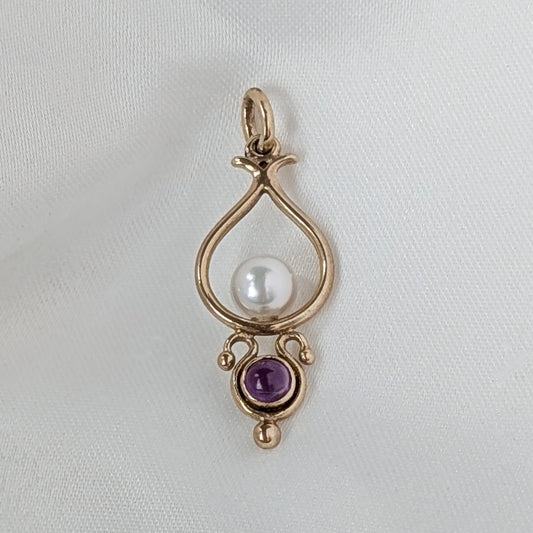A 9ct Yellow Gold Akoya Pearl & Amethyst Pendant