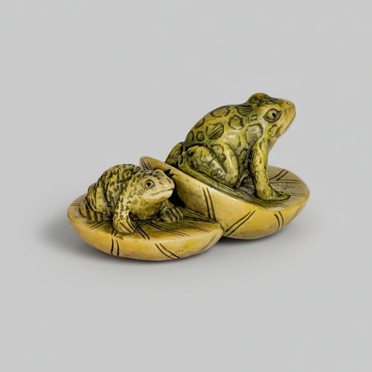 A Signed Japanese Ivory Netsuke of Frogs, Meiji - Taishō Period
