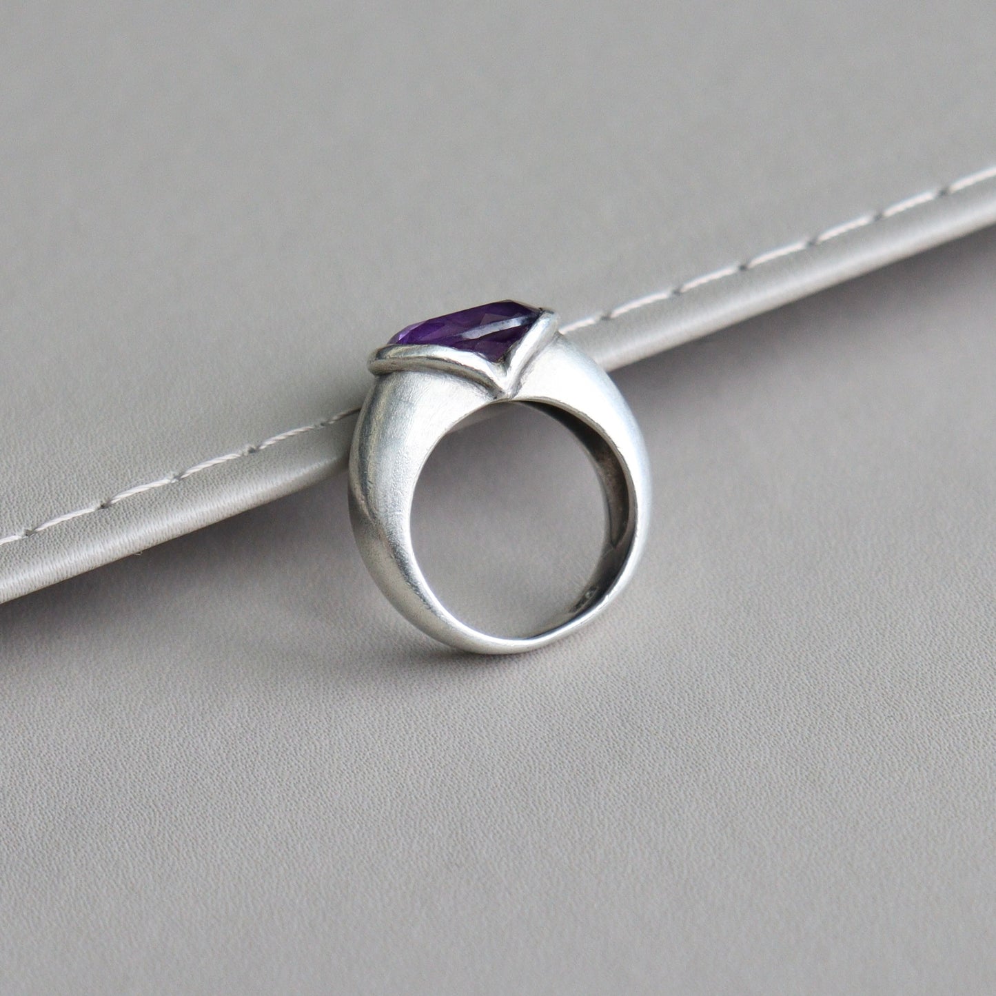 A Sterling Silver 4.45ct Purple Amethyst Ring