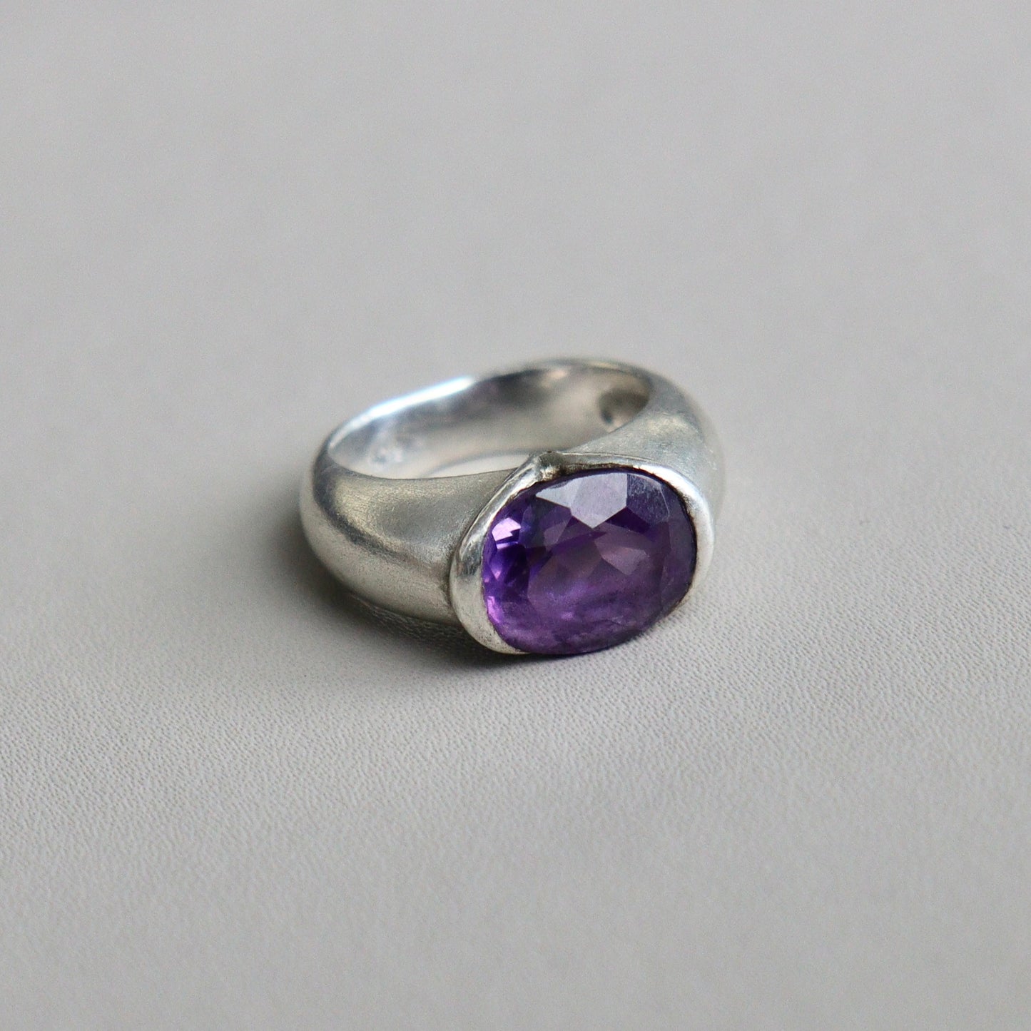 A Sterling Silver 4.45ct Purple Amethyst Ring