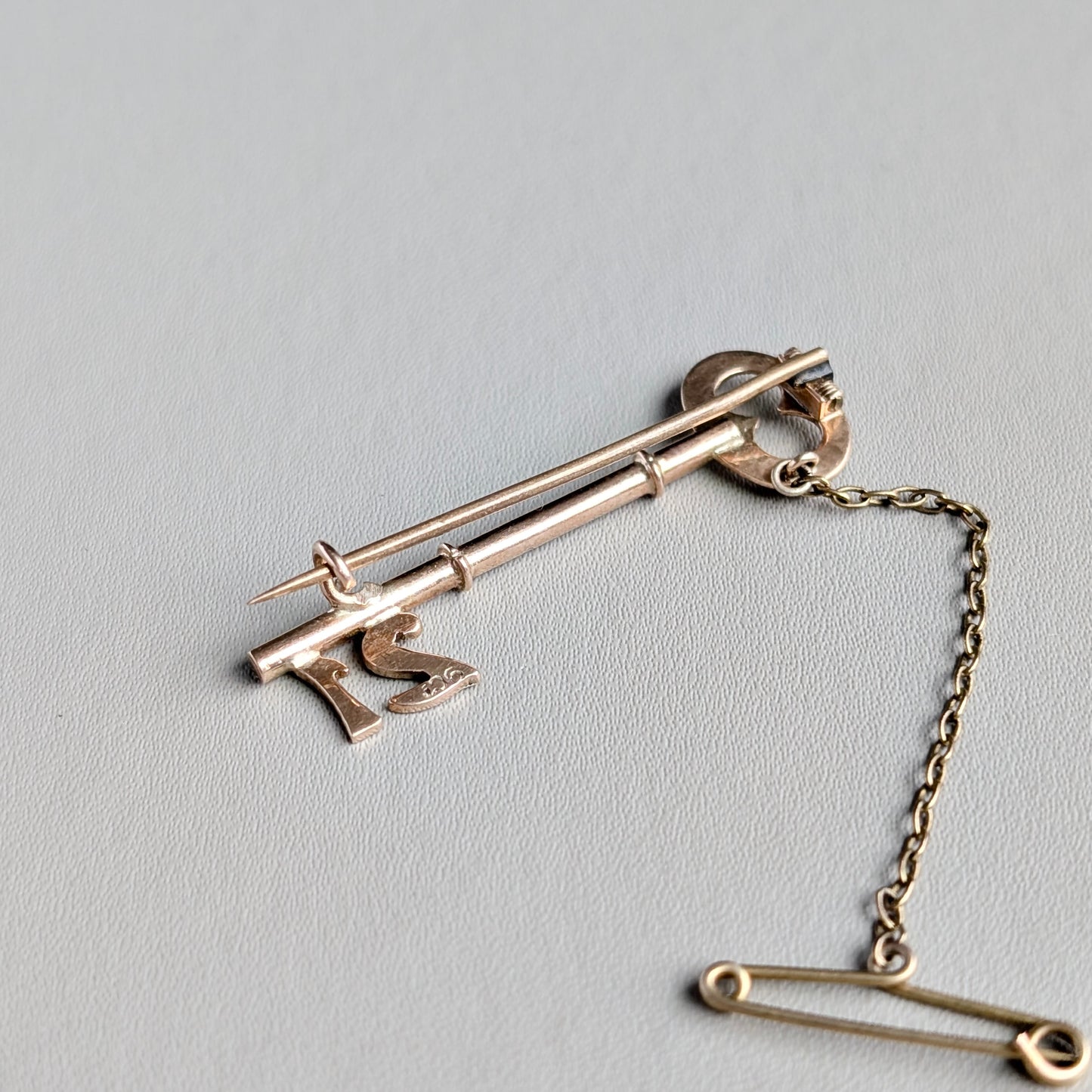 An Australian 9ct Rose Gold "21" Key Brooch, c1900