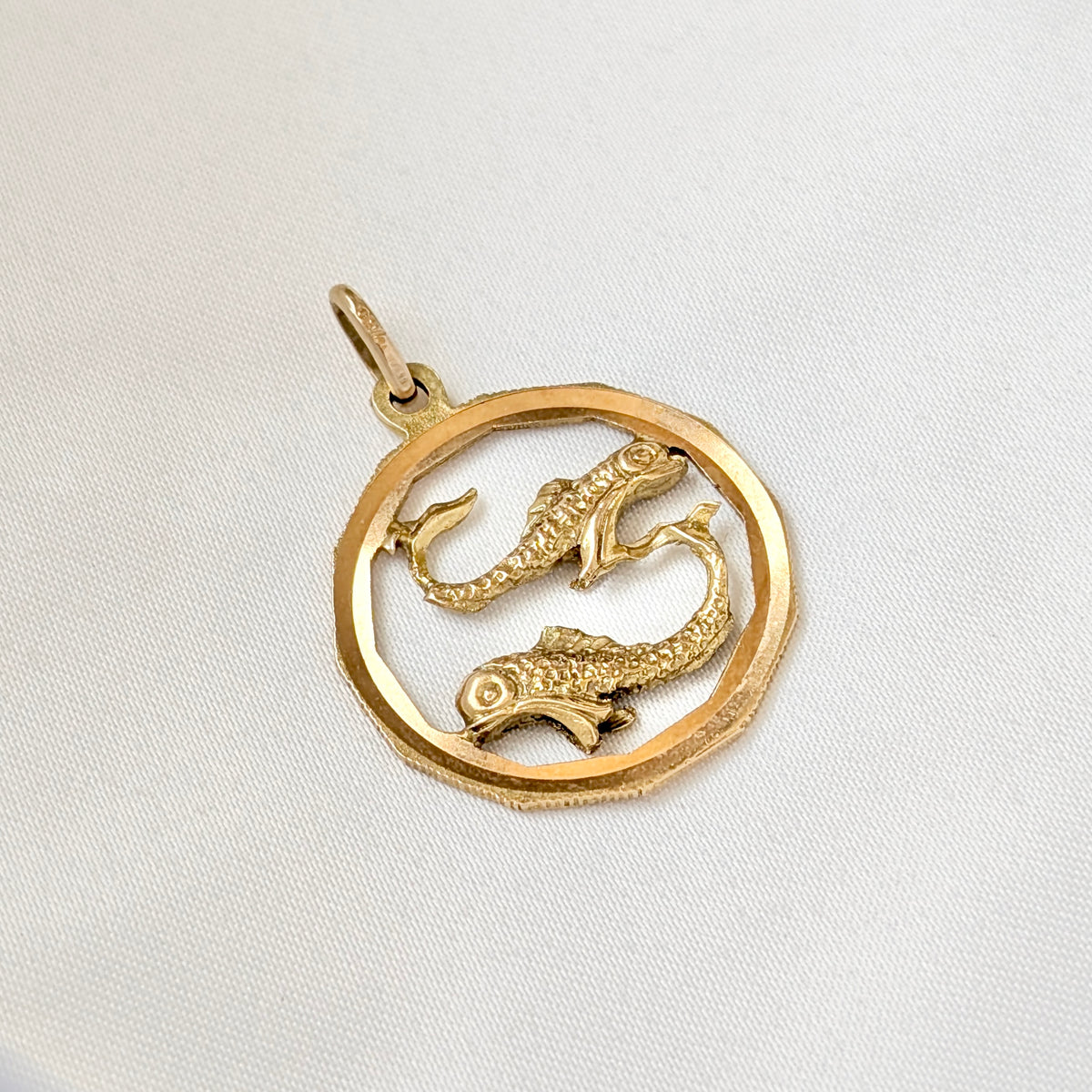 An Italian 18ct Yellow Gold "Pisces" Zodiac Pendant, c1980