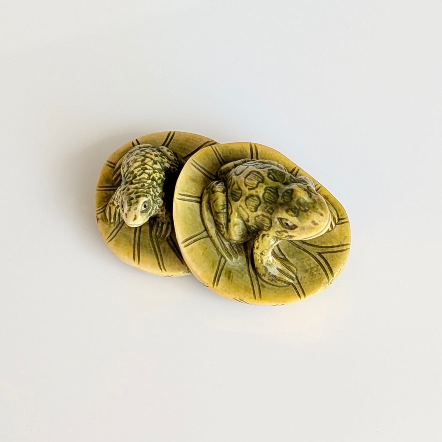 A Signed Japanese Ivory Netsuke of Frogs, Meiji - Taishō Period