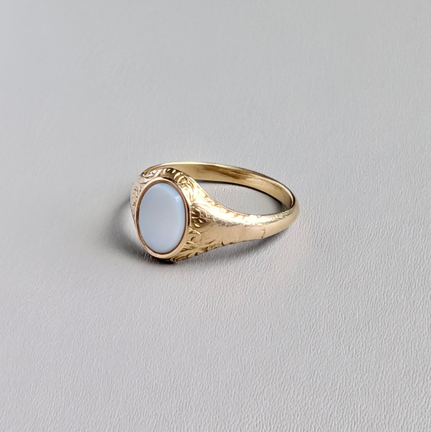 A Victorian 15ct Yellow Gold White Onyx Signet Ring, c1860