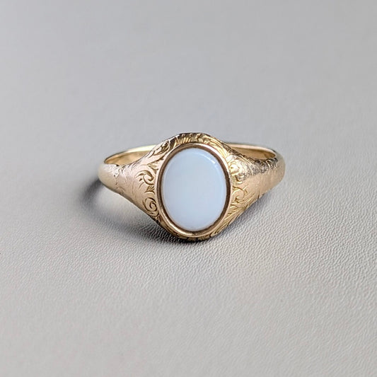 A Victorian 15ct Yellow Gold White Onyx Signet Ring, c1860