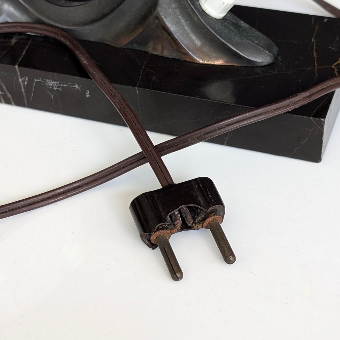 An Art Deco French Spelter & Marble Seagull lamp, c1930