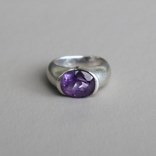 A Sterling Silver 4.45ct Purple Amethyst Ring