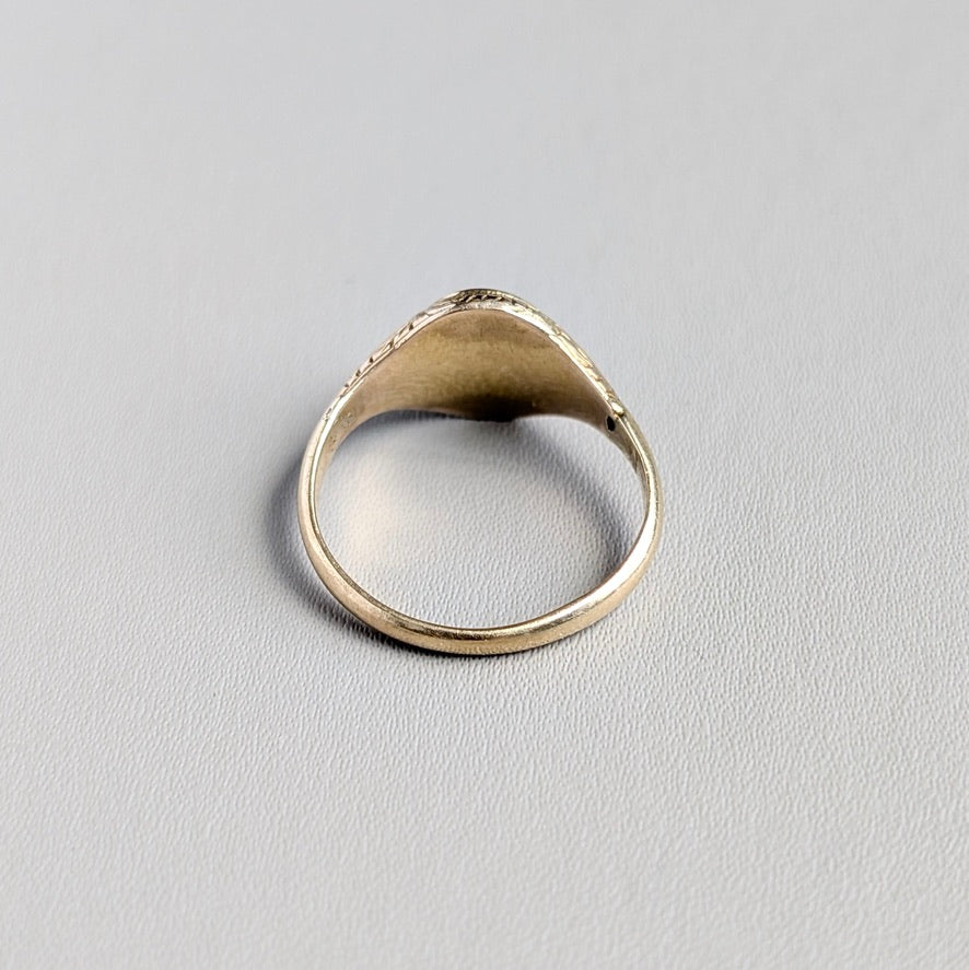 A Victorian 15ct Yellow Gold White Onyx Signet Ring, c1860